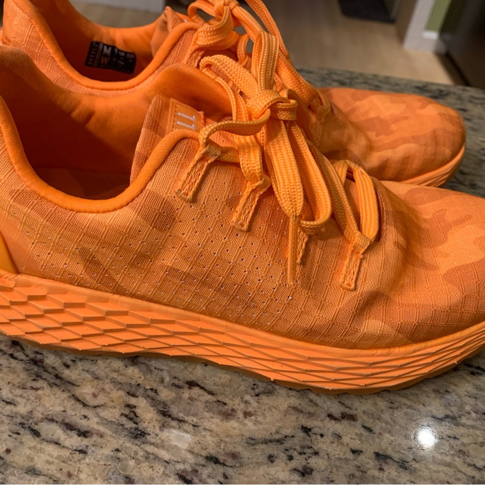 NOBULL NEON ORANGE CAMO RIPSTOP RUNNER -
WOMEN 8.5 / MEN: 7
Neon Orange Camo